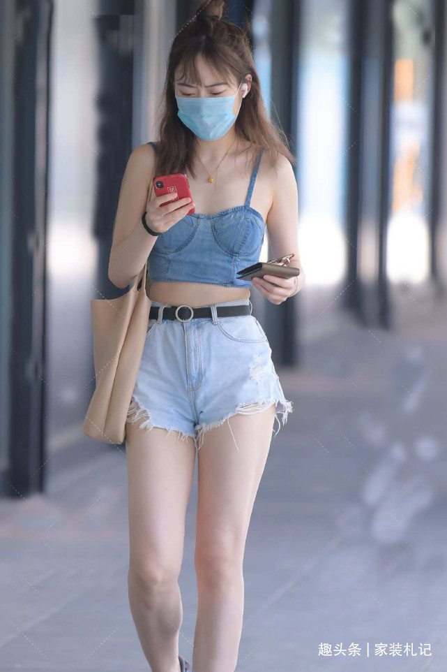 牛仔 夏季这样穿超级清凉舒适,牛仔吊带背心+牛仔短裤,凸显迷人身材