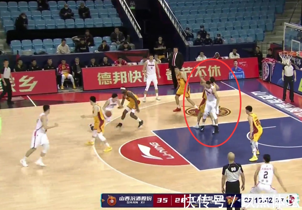 cb易建联这是要干废小将?大牌就是狠,气的对手想扇易建联耳光