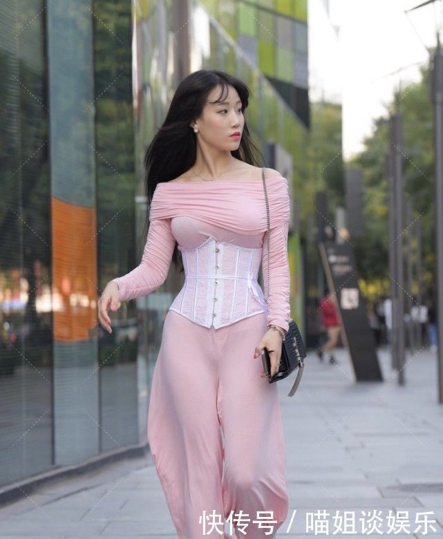 喇叭裤 粉色上衣搭配上束腰神器,宽松喇叭裤配合出的“休闲风”格外稚嫩