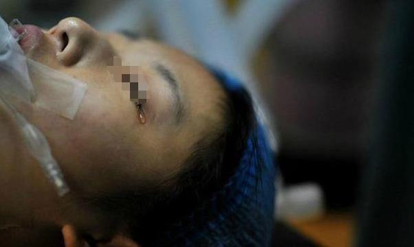 大学生|美女大学生跑操时“昏倒”,同学们赶快送诊,母亲很难没脸见人了