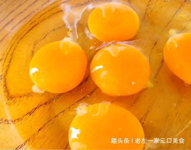 6个鸡蛋加一碗面粉，不用烤箱，不用油炸，简单一做，比吃肉还香