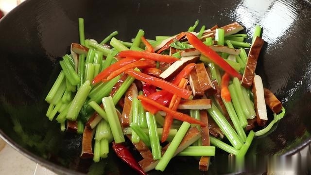 这才是芹菜炒香干最好吃的做法,芹菜爽脆香干嫩,原来是这样做的