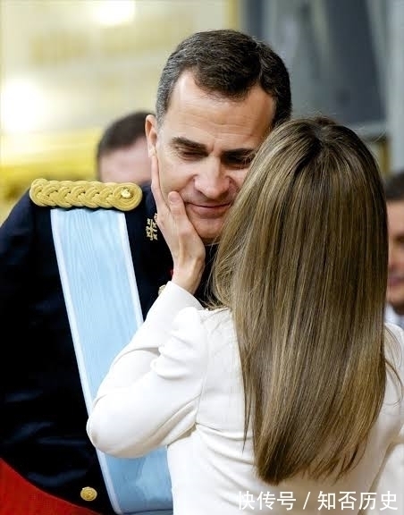 karen!莱蒂齐亚和她近几月不离手的神秘戒指:我终于知道是谁送给她的了