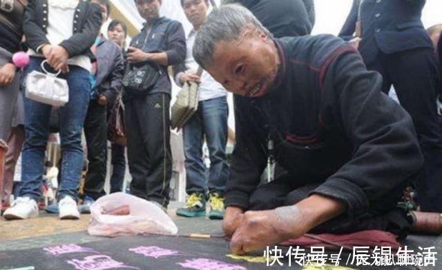 收购!乞丐苦练书法10年,自创字体被收购,摇身一变成千万富豪