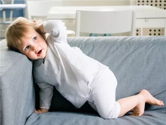 淘气|宝宝睡觉总爱“滚来滚去”，并非跟家长对着干，而是有“苦”难言