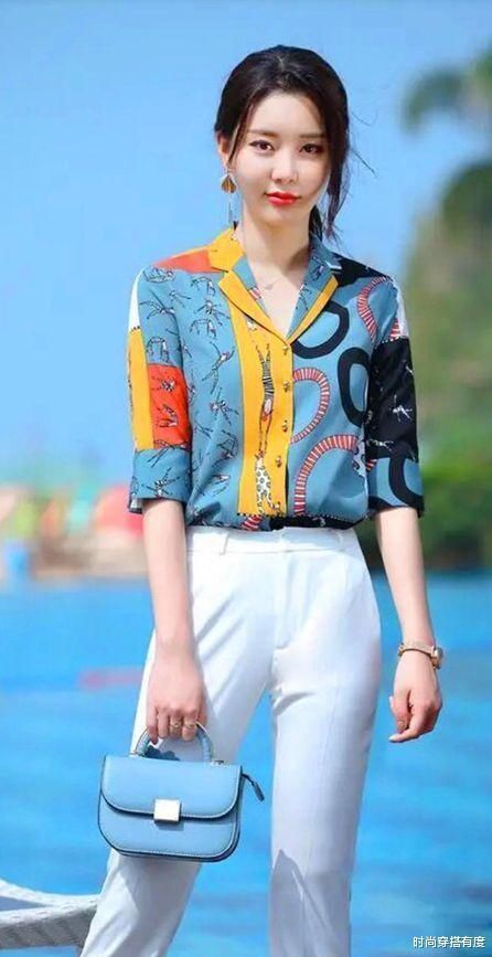 蓝花色|衬衫搭配技巧,搭绿色鱼尾裙高雅知性,优雅而靓丽