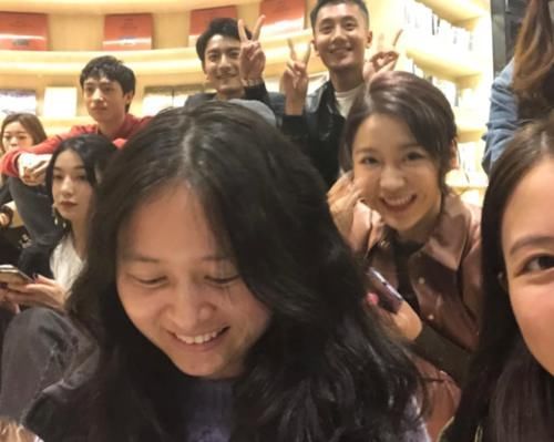 聚餐|《心动的信号》结束后聚餐,女四被男嘉宾包围,姚沐希却坐在角落