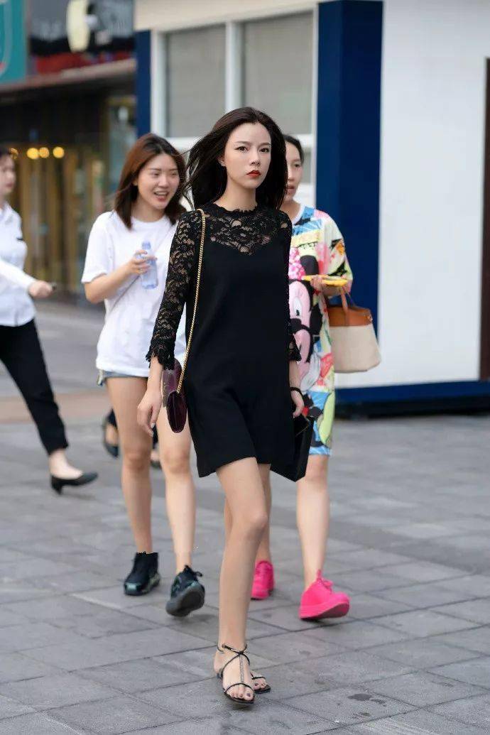小高跟鞋|美女街拍:美女黑色连衣裙搭配一双小高跟鞋,形成了十分有魅力的搭配组合