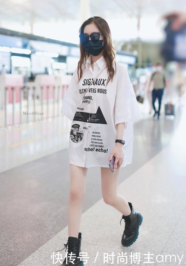 小西装|希林娜依·高现身机场,学05后玩“下衣失踪”,生图下的双腿太撩了