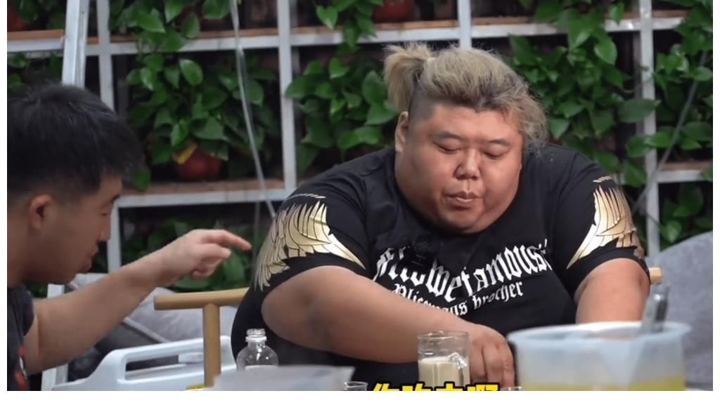 600斤負(fù)擔(dān)太重！胖猴仔做飯昏睡，切蔥都沒力氣，朋友還喊他吃肉