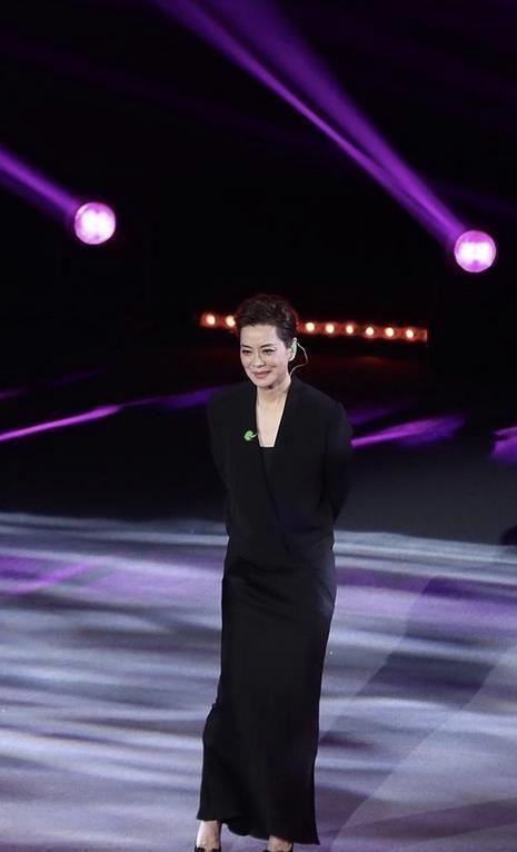 毛阿敏真是气质女神，身穿小西服搭小黑裙精致优雅，减龄又洋气