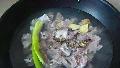 炖羊肉，不用放太多香料，这三种就够了，肉软烂不臭，汤浓美