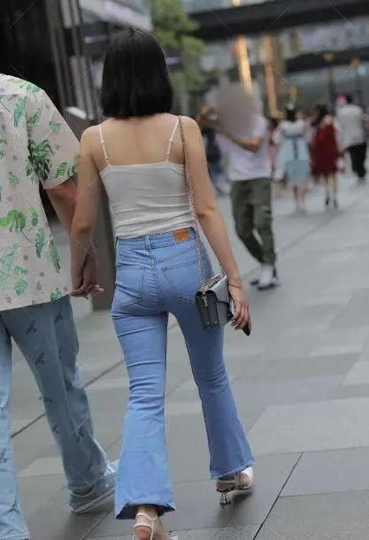 吊带|白色吊带搭配喇叭裤,加上银色项链,格外亮眼