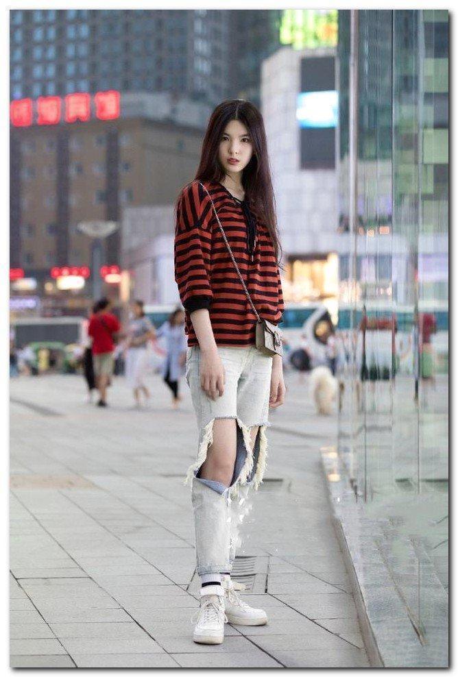 美女街拍灰色的紧身衣搭配超短热裤,让人眼前一亮