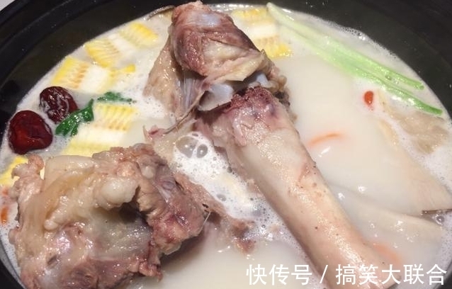 窍门|炖猪骨汤,牢记“2不放2窍门”,出锅时骨汤又鲜香又浓白,没腥味