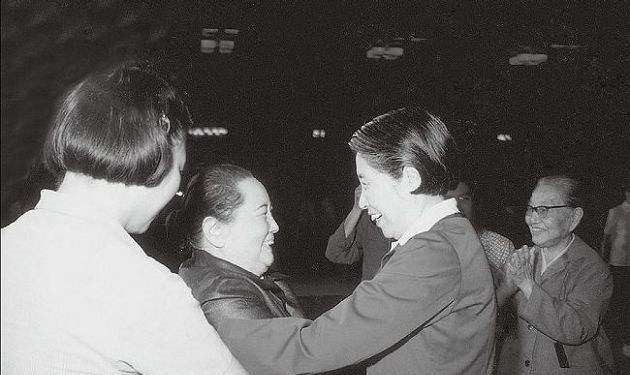 气质|王光美和宋庆龄珍贵的合影，王光美干练，宋庆龄有气质