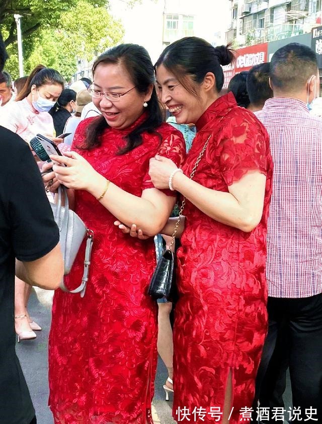 妈妈|高考首日“旗袍妈妈”们抢镜，别人都是来送考的，您是来走秀的吧！