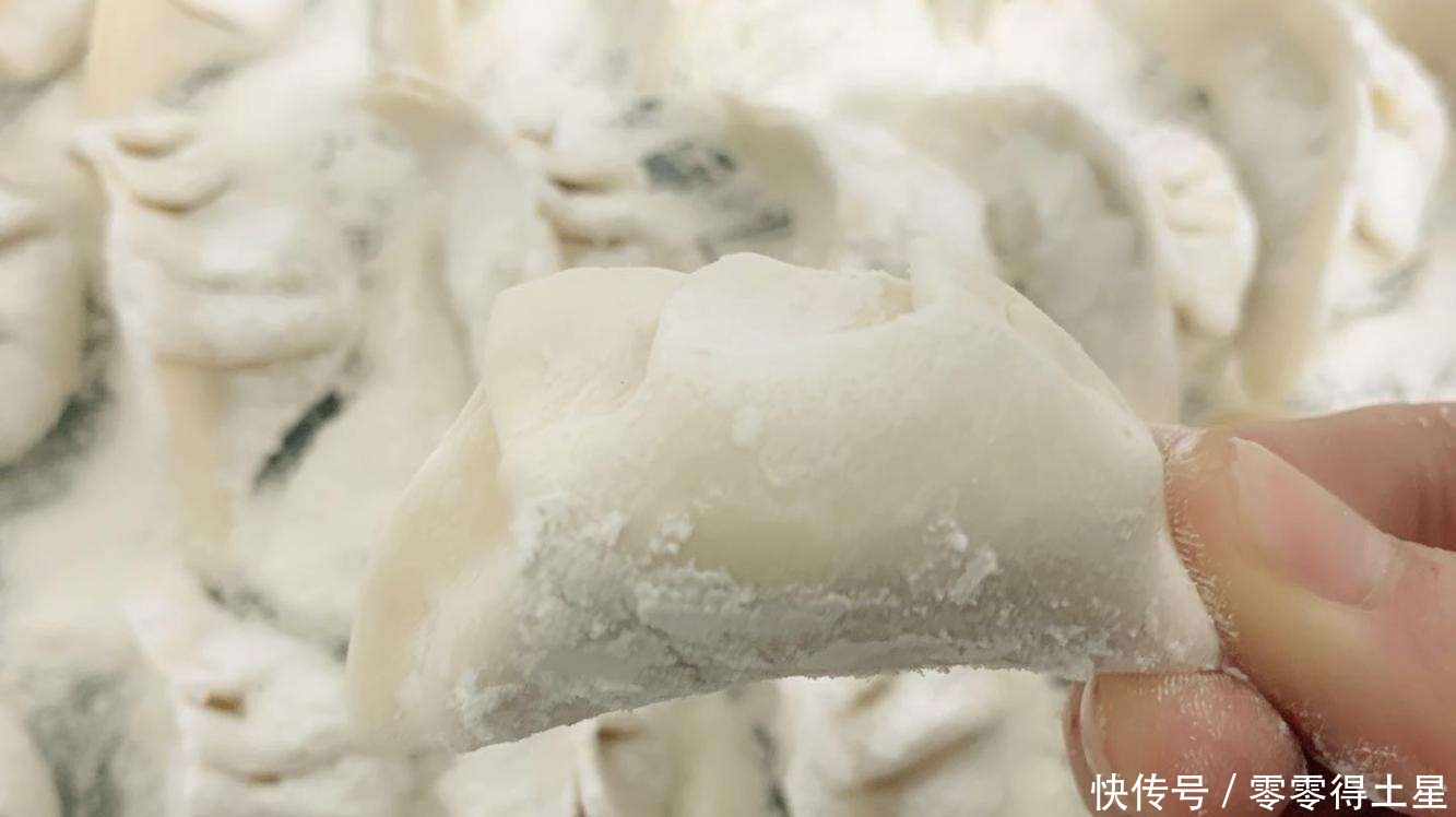 包好的饺子，直接放冰箱就错了，这样保存，煮的时候不破皮不粘锅！