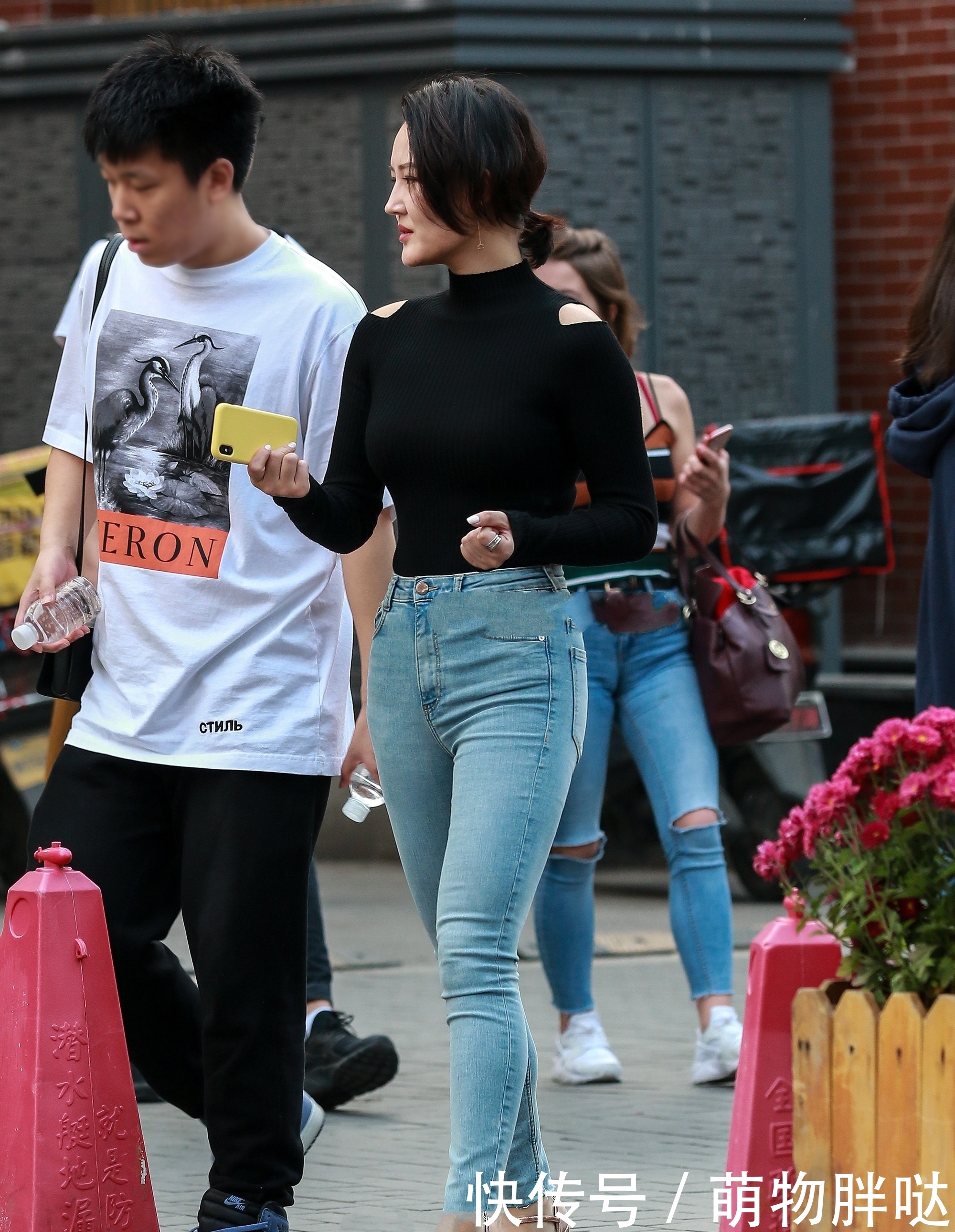 高领|黑色高领上衣,搭配牛仔裤,简单大方