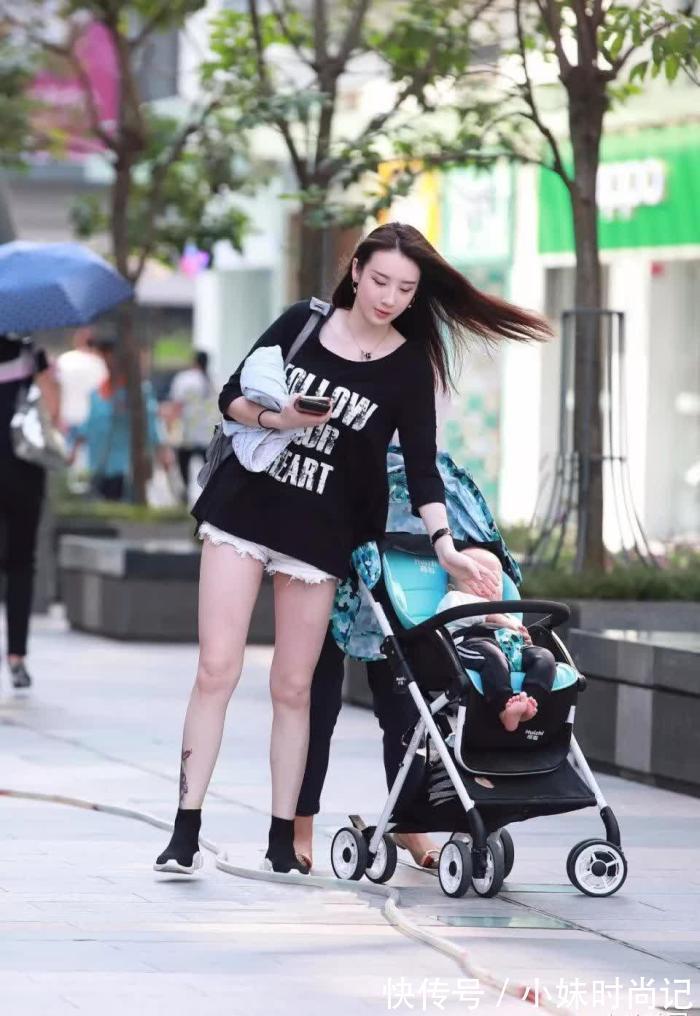 妈妈 街拍:打扮很时尚休闲的性感靓丽辣妈,当了妈妈身材一点也没走样