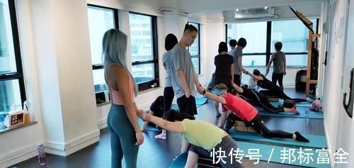 美女|美女健身博主,分享健身心得,展示身体柔韧性