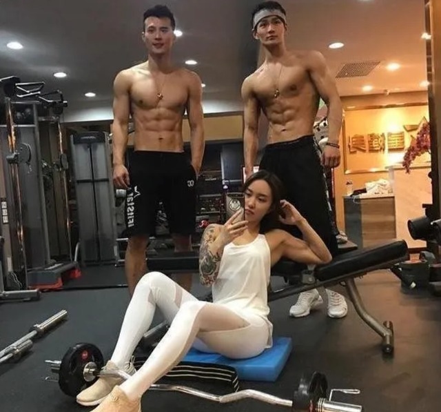 小蛮腰|95后女孩晒健身照意外走红,身材好气质佳,网友:健身的魅力