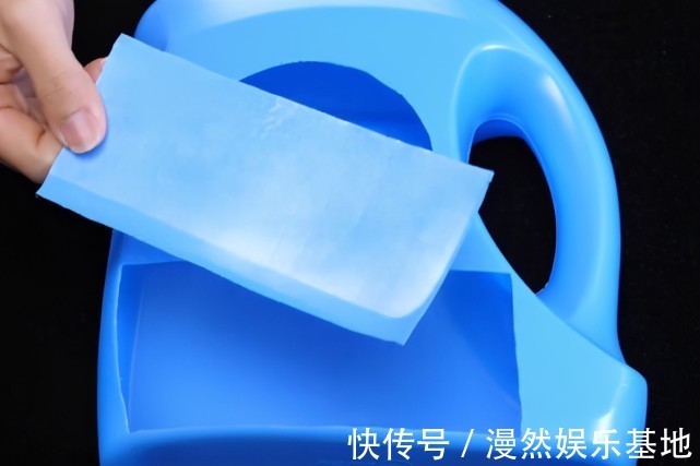 塑料瓶|洗衣液瓶子别扔了,简单改造一下,放在床上,全家人都要抢着用