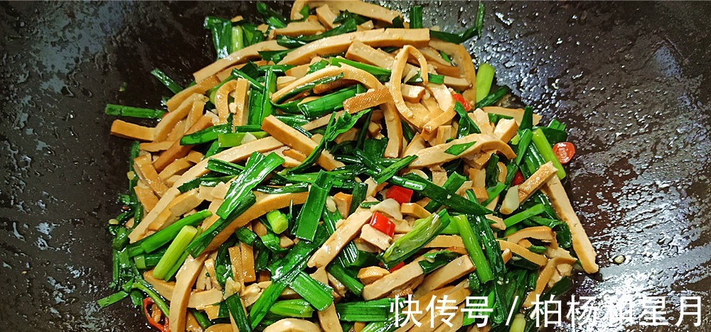 下饭|韭菜和豆干是一对，简单下锅一炒，鲜美开胃更下饭一盘不过5块钱！