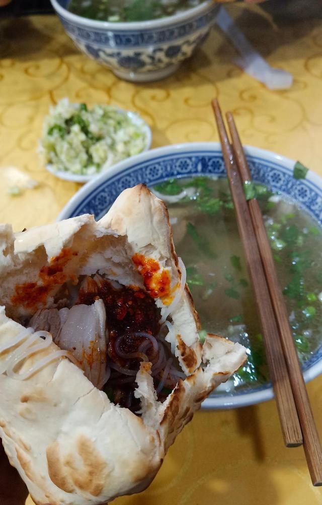  可口|这家水盆肉烂汤清，肥而不腻，清醇可口，在这里一开就是二十多年