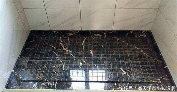 瓷砖|卫生间地面不要再贴瓷砖了，头次见有人铺这种代替，实在聪明极了！