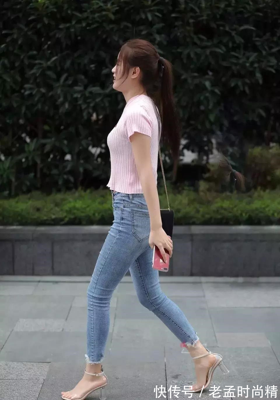 牛仔裤|街拍: 牛仔裤搭配粉色T恤, 穿出优雅女人味, 一笑起来还蛮迷人的