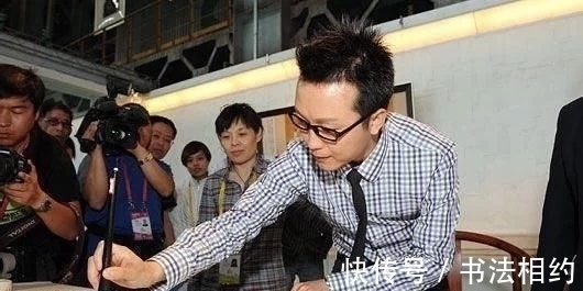 大字$歌手李玉刚为母校题字真精彩,潇洒不失端庄,字如其人,让人叹服