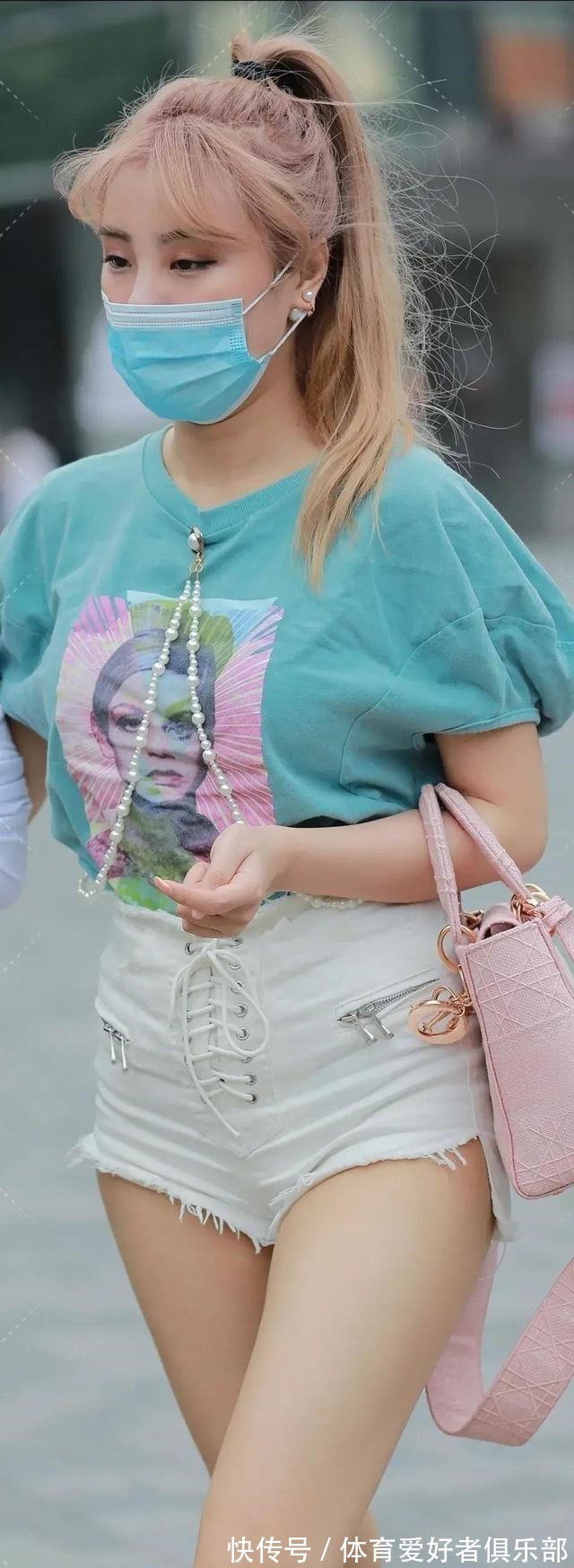 搭配 瑜伽裤也太时髦了吧,配个拖鞋就能凹出大牌感,难怪超模都爱穿!