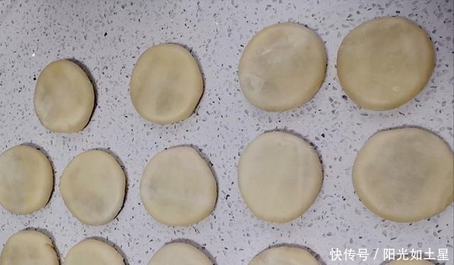 不用烤箱,一个平底锅就能做出,酥的掉渣的豆沙小酥饼!