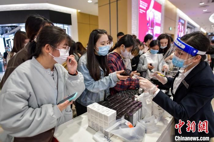 顾客|新年伊始旅客“买买买” 海南离岛免税购物人气旺