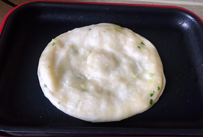 葱油饼最地道的做法，外皮酥掉渣又多层，步骤简单详细易上手