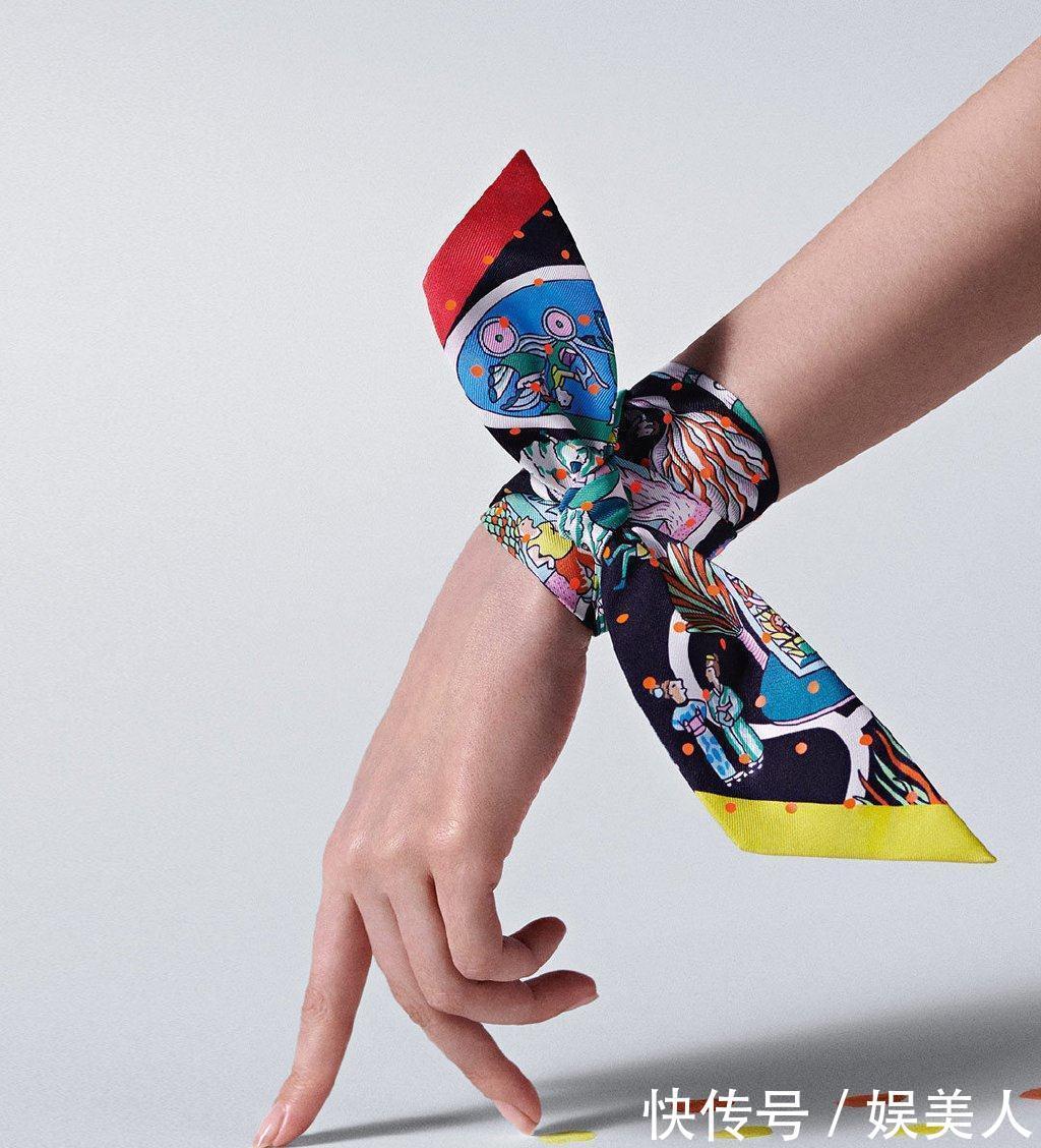 丝巾怎么戴才时髦？绑在手腕上当手链很潮，变成发带也很酷