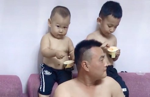 全网|“享清福奶爸”被俩娃喂着吃冷饮火了,这怕是全网待遇最好的爸爸