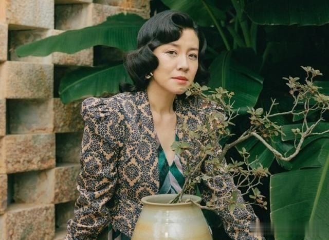 德华|46岁“德华”越老越放得开,紧身裙配鸳鸯袖套,身材丰满太迷人