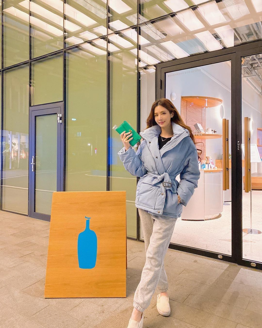 美女|美女无惧气温低, 时尚大气长大衣, 完美穿搭身上披