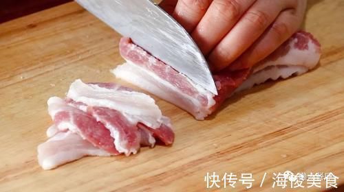 五花肉裹上淀粉糊，加一碗料汁炒，太下饭了，外皮想要更脆有窍门