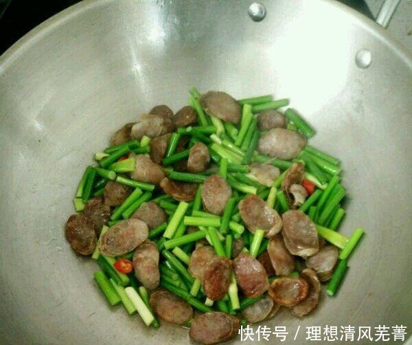  颜色|炒蒜薹时，直接炒是不对的，多加1步，炒好的蒜薹颜色翠绿味道好