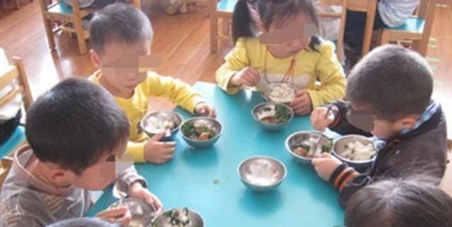 莉莉|女儿总夸幼儿园饭菜香,每顿吃俩大碗,看到午餐照后妈妈备受打击