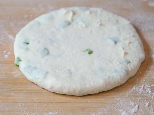 这饼我家一周做3回,一卷一擀,暄软咸香,葱香味十足,上桌扫光