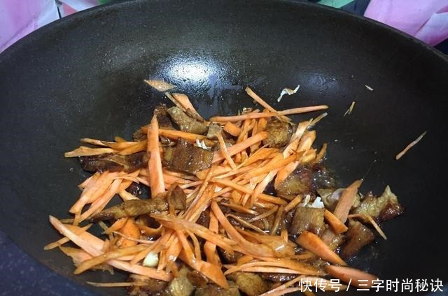 冬天就馋妈妈这碗面,进屋就能闻到香,连吃两碗才过瘾