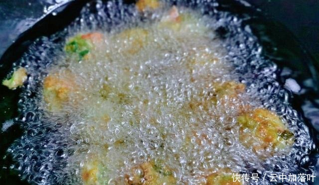 年夜饭,炸萝卜丸子,多加1样食材,不放淀粉不放水,外酥里嫩