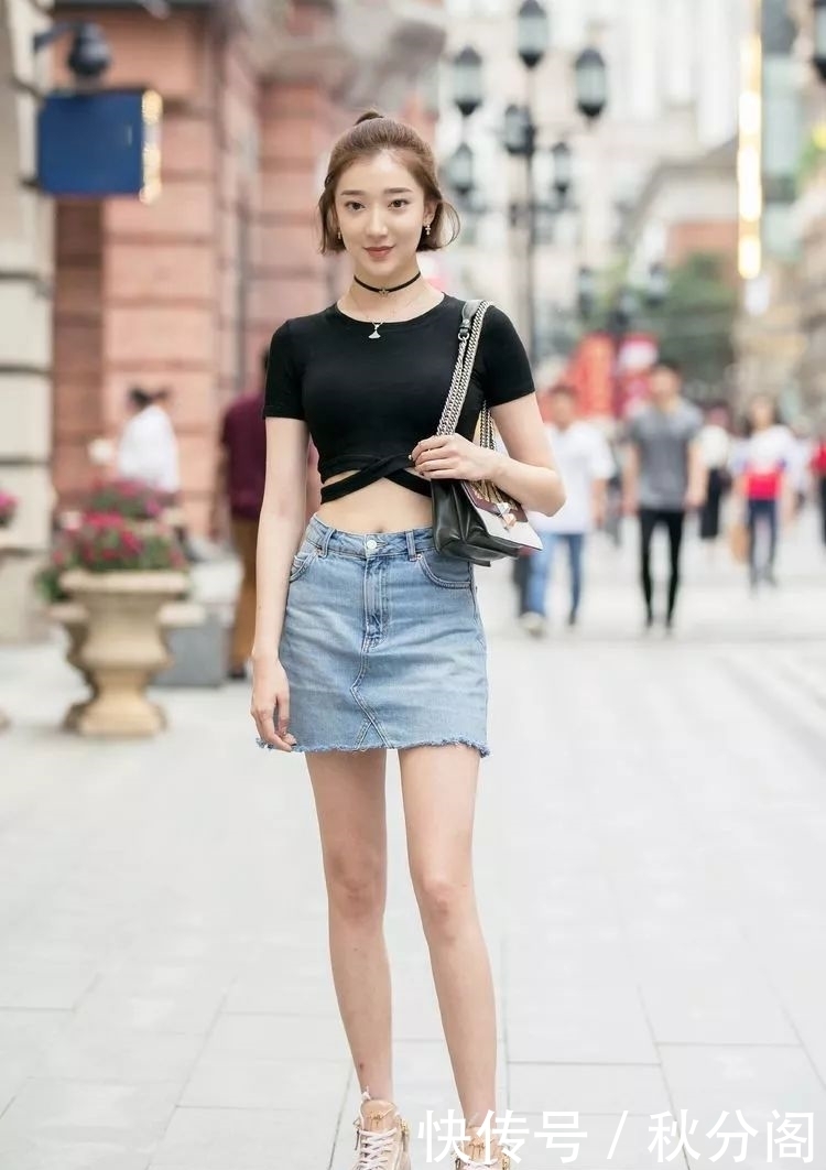 街拍:牛仔短裙搭配个性十足的短款T恤,既休闲随性又柔美