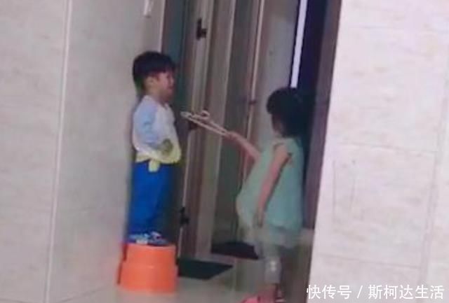 长大|二胎家庭的姐姐喜欢“打弟弟”,原因可气又可笑,希望弟弟快长大