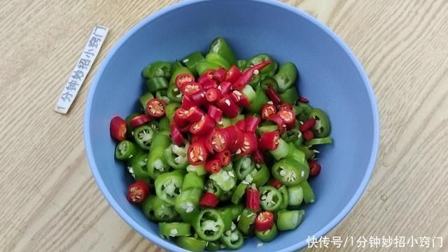 腌辣椒的季节到了,教你腌辣椒方法,做法简单,存放一年都不坏