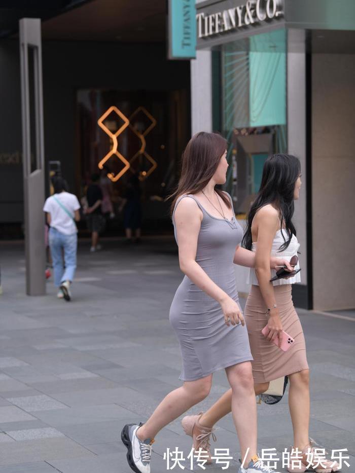 灰色|时尚感十足的女神,一件灰色修身连衣裙,肉感十足的优雅范